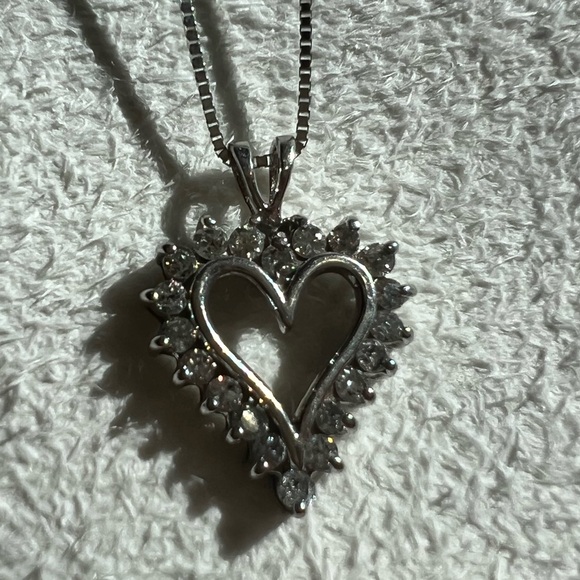 White Gold & Diamond Heart shaped Pendant and Chain - Picture 7 of 8